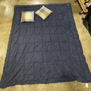 lot 40 image: Navy and Sky Blue Reversible Lightweight Comforter - 103x88 - 2 Throw Pillows included