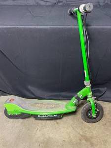 lot 43 image: Razor Electric Scooter - Lime Green