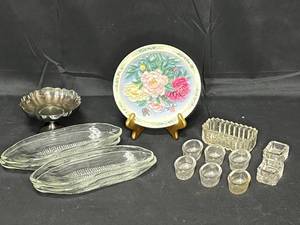 lot 77 image: The Peony Garden Plate & Stand, 4 Glass Corn on the Cob Holder Dishes, 8 Salt Dips, 1 Mini Rectangle Dish