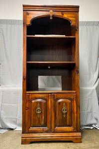lot 5 image: Wooden 2 Shelf 2 Door Bookcase