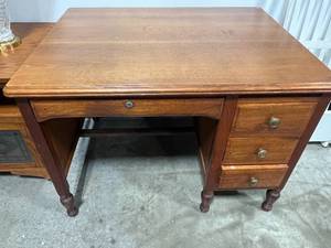 lot 17 image: 4 Drawer Wooden Desk