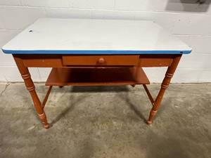 lot 18 image: Farmhouse Style ActivityKitchen Table