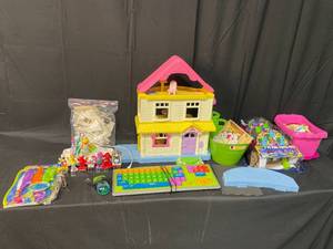 lot 166 image: Plastic Doll House  Keyboard  Water Wiggles  Puzzles