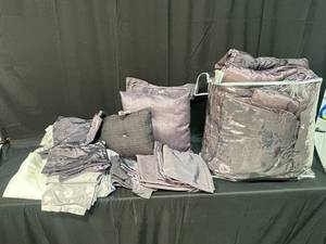 lot 172 image: West Point Stevens Sheets  Confiteor  Pillows - FullQueen