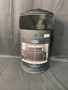 lot 174 image: Ugg Reversable Twin  TwinXL Corey Comforter Set