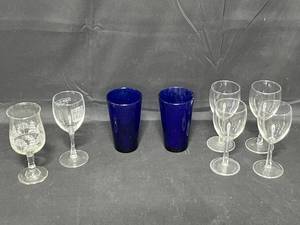 lot 91 image: Set of 4 Wine Glasses, 2 Dark Blue Water Glasses, 1 Holiday Themed Wine Glass and 1 1999 Food and Wine Experience Wine Glass