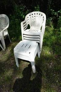 lot 147 image: 4 Plastic Chairs with TablesFoot Rests