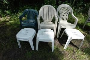 lot 146 image: 5 Plastic Chairs with TablesFoot Rests