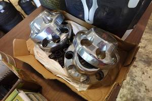 lot 241 image: GMC Truck Center Caps and Lugs