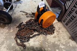 lot 250 image: Pittsburgh 1 Ton Chain Hoist