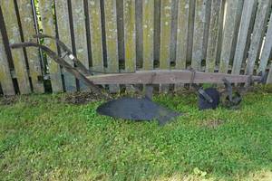 lot 4 image: Antique Single Bottom Plow with Disc
