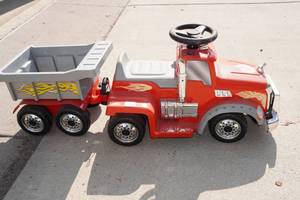 lot 6 image: Kids Ride-On Semi Truck & Trailer