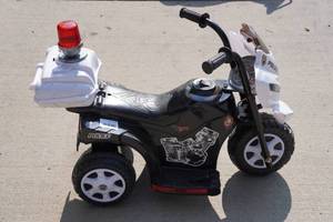 lot 7 image: Kids Ride-On Police Motorcycle