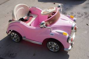 lot 8 image: Kids Ride-On Remote Controlled Car