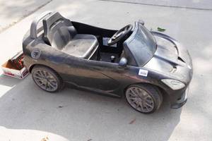 lot 9 image: Kids Ride-On Car with Extra Batteries