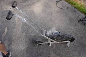 lot 16 image: Earthway Precision Garden Seeder Model 1001-B