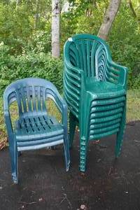 lot 26 image: 11 Stackable Patio Chairs