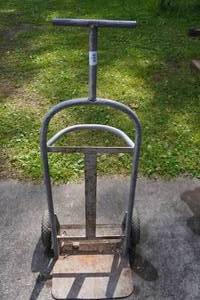 lot 15 image: 2-Wheel T-Handle Dolly