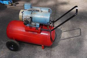 lot 11 image: Horizontal Air Compressor
