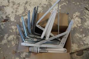 lot 118 image: Shelving Brackets