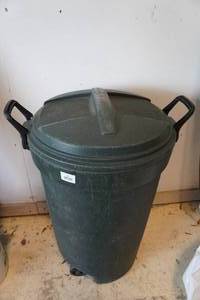 lot 67 image: Rubbermaid Garbage Bin with Lid