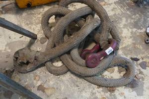 lot 39 image: Anchor Shackle with Tow Rope