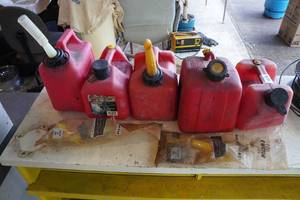 lot 50 image: 5 Gas Cans