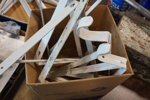 lot 185 image: Shelving Brackets