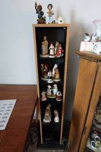 lot 322 image: Wood Display Cabinet with Collectable Figurines - Holly Hobbie