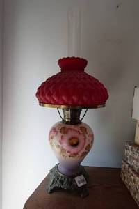 lot 331 image: Vintage Look Table Lamp - Red Quilted Pattern Glass