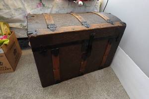 lot 333 image: Wood Archtop Trunk
