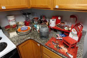 lot 344 image: Kitchen Assortment - Farberware Cutlery, Vintage Juicers, Dcor