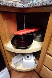 lot 350 image: Contents of Cabinet - Blender, Food Processor
