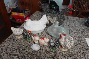 lot 418 image: Chicken Collectables - Glass Dishes, Salt and Pepper