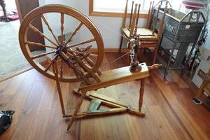 lot 140 image: Wood Spinning Wheel