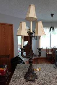 lot 433 image: 3-Light Candelabra Style Table Lamp