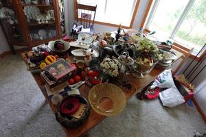 lot 435 image: Contents of Table - Glassware, Dcor