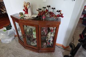 lot 152 image: Wood Display Cabinet with Contents - Snowbabies, Dcor