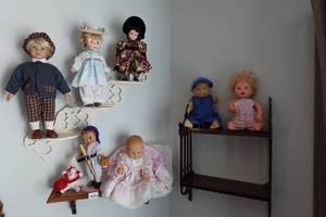 lot 441 image: Wall Hanging Display Shelves with Dolls