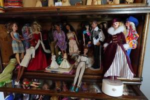 lot 446 image: Assorted Dolls - Barbie, Hasselhoff, Pocahontas
