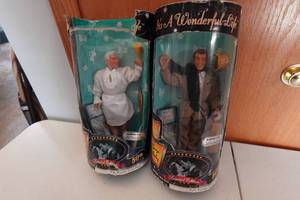 lot 591 image: Limited Edition Its A Wonderful Life Dolls