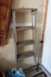 lot 147 image: Wood 4 Step Ladder