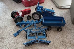 lot 612 image: ERTL Farm Tractors with Implements