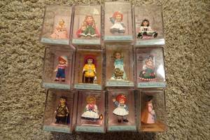 lot 361 image: Hallmark Madame Alexander Collector Miniature Dolls in Cases