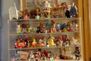 lot 362 image: Assorted Miniature Dolls and Toys - Berenstain Bears, Cabbage Patch