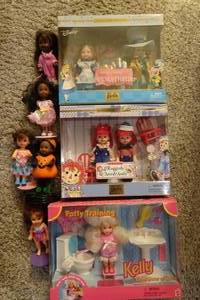 lot 364 image: Miniature Barbie Dolls - Kelly, Alice in Wonderland