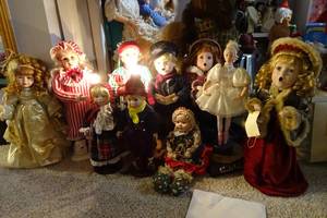 lot 370 image: Holiday Theme Dolls