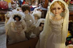 lot 372 image: Porcelain Dolls - American Classic Amelia
