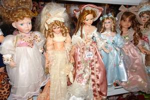 lot 373 image: Porcelain Dolls - Franklin Mint, Duck House