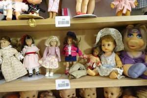 lot 399 image: Dolls - American Girl Miniatures, Miss Piggy Plush